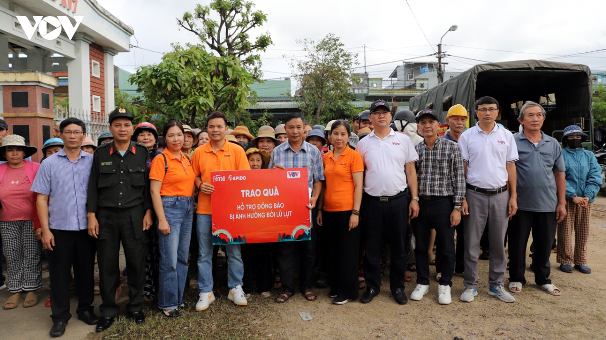 vov va cac doi tac tham, tang qua ba con vung bao lu tinh gia lai hinh anh 6