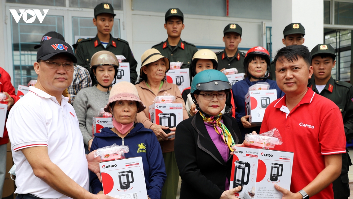 vov va cac doi tac tham, tang qua ba con vung bao lu tinh gia lai hinh anh 7