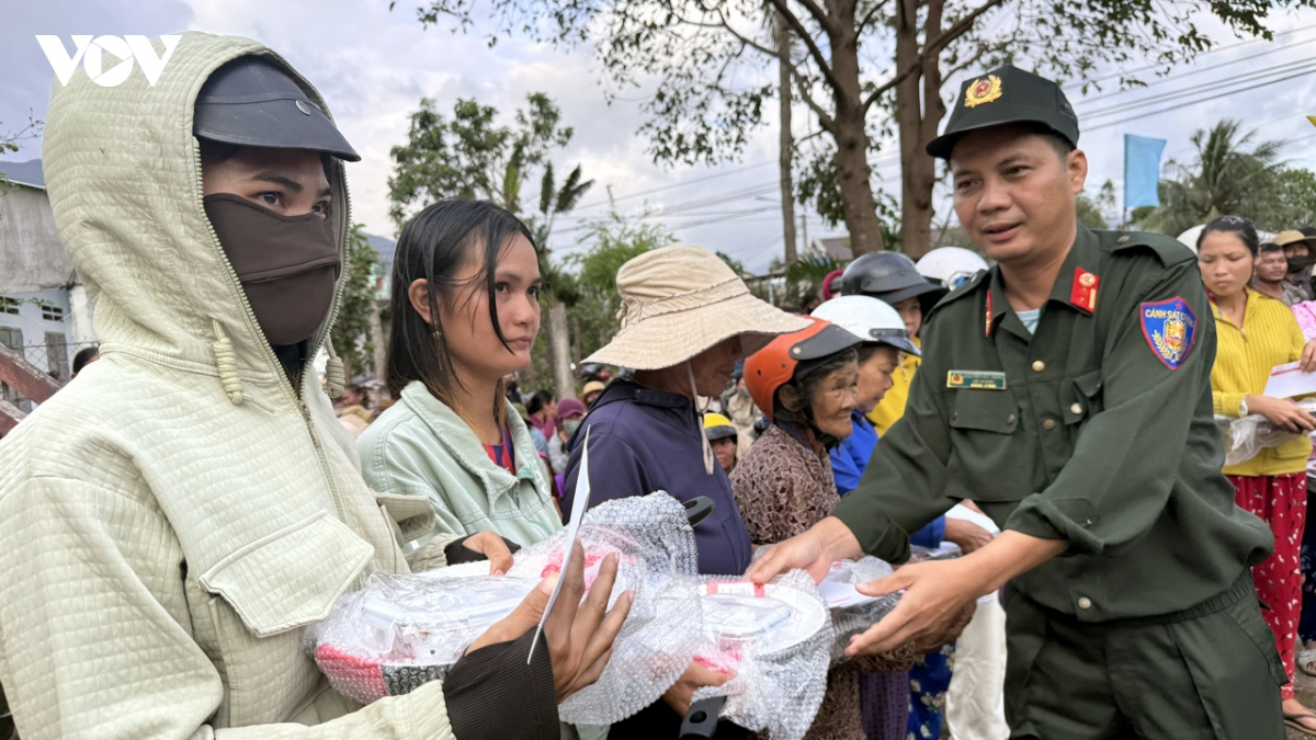 vov va cac doi tac tham, tang qua ba con vung bao lu tinh gia lai hinh anh 8