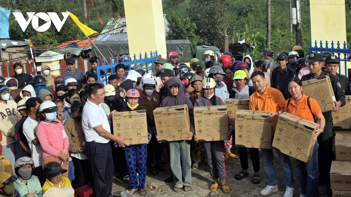 VOV và các đối tác thăm, tặng quà bà con vùng bão lũ tỉnh Gia Lai