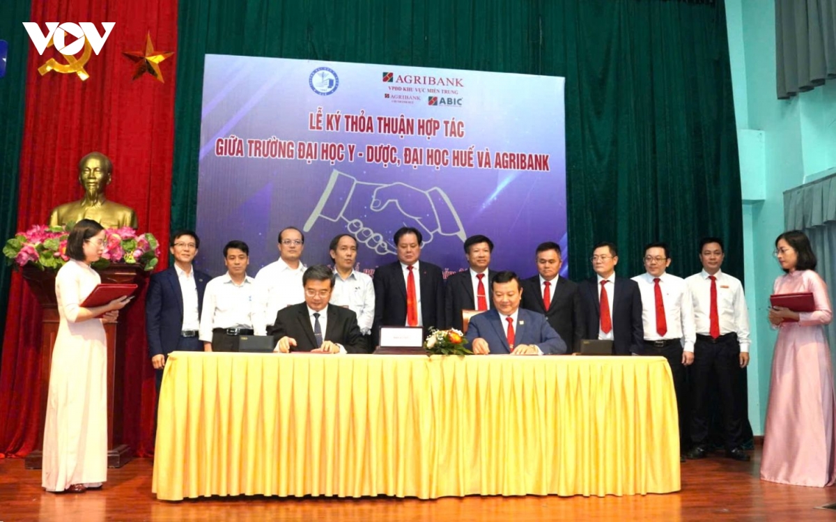 agribank hop tac voi truong Dai hoc y-duoc hue, trao hoc bong 180 trieu dong hinh anh 4