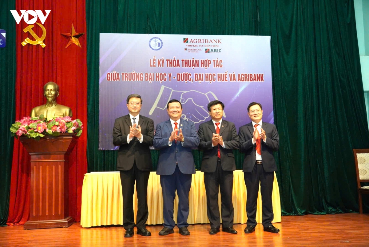 agribank hop tac voi truong Dai hoc y-duoc hue, trao hoc bong 180 trieu dong hinh anh 6