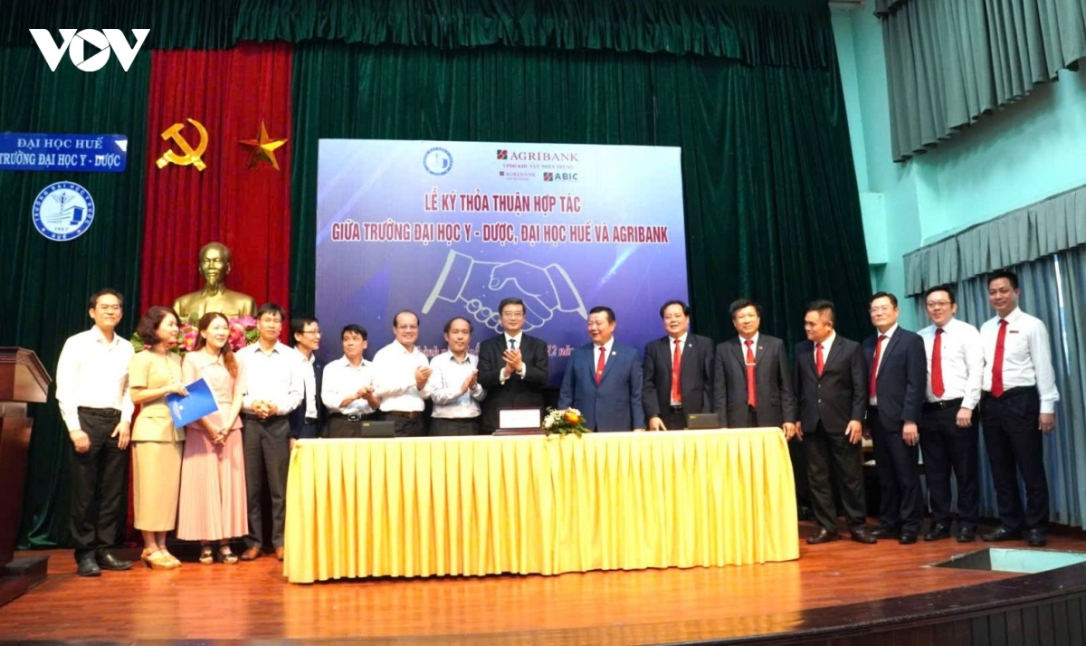 agribank hop tac voi truong Dai hoc y-duoc hue, trao hoc bong 180 trieu dong hinh anh 3