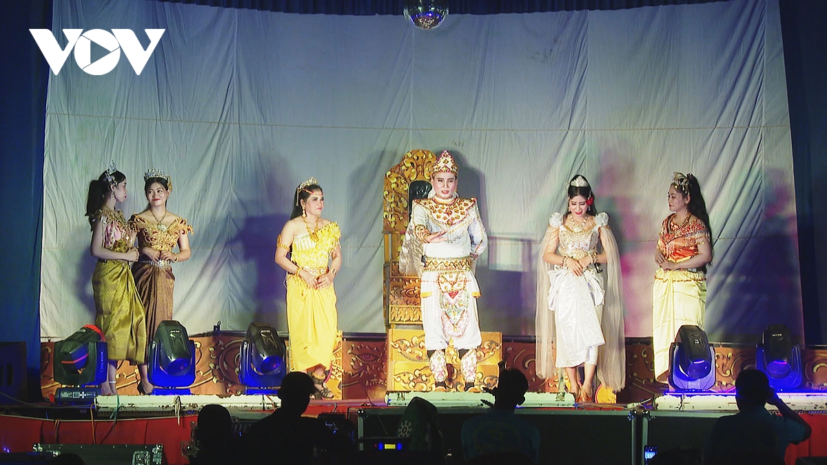 Người Khmer trẻ say mê, giữ lửa và bước tiếp con đường nghệ thuật sân khấu dù kê