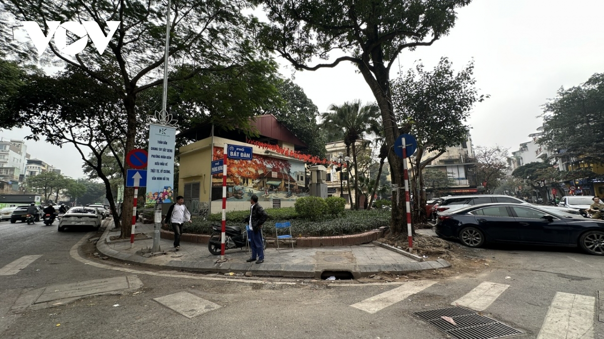 Hiện trạng vườn hoa khu phố cổ Hoàn Kiếm trước khi xây dựng bãi đỗ xe ngầm