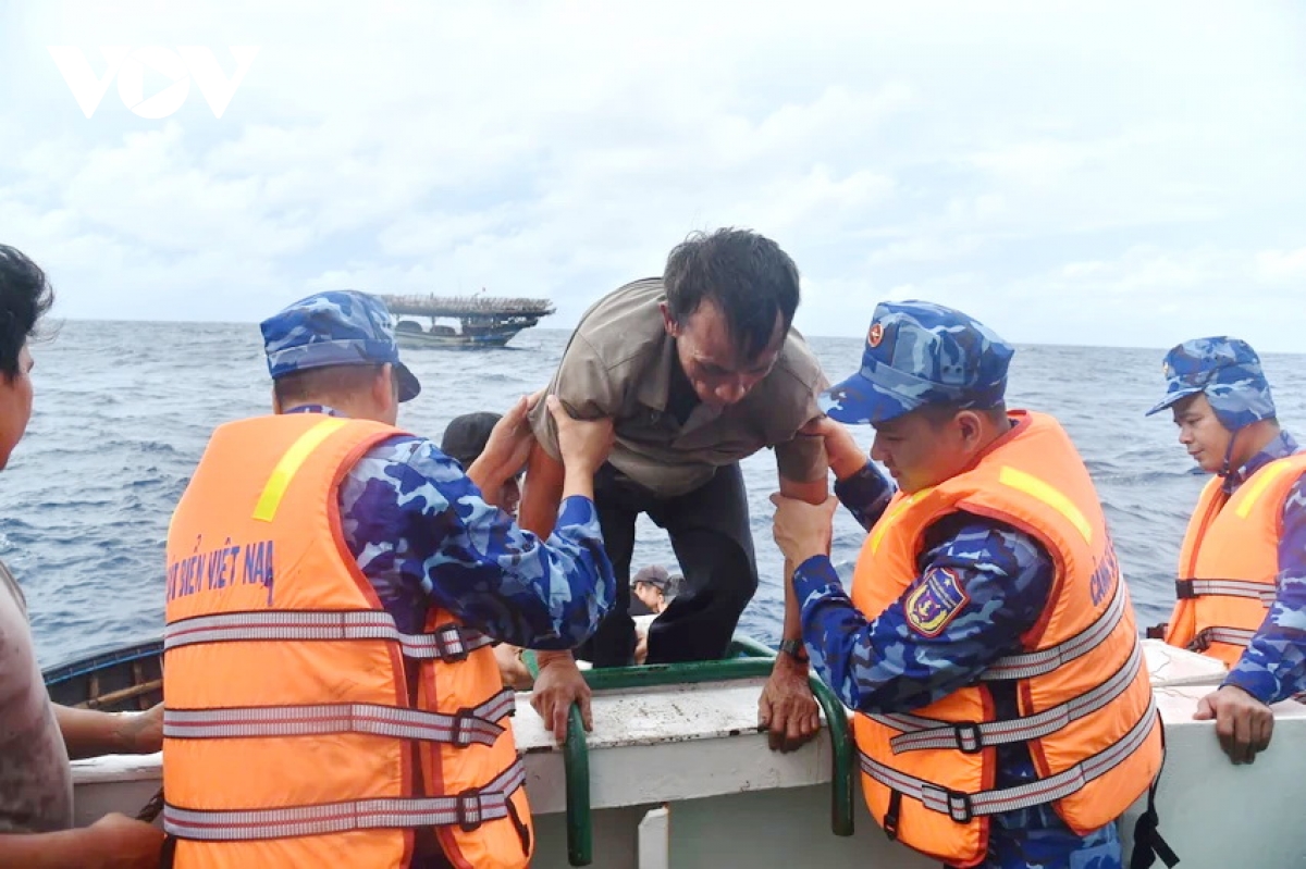 Tàu cảnh sát biển tiếp nhận ngư dân trên tàu câu mực bị cháy ở Trường Sa