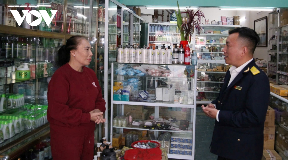 Cán bộ ngành Thuế đến từng hộ kinh doanh tuyên truyền, hướng dẫn về chính sách thuế mới.