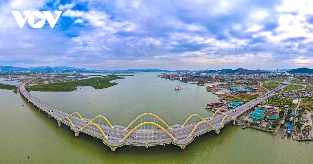 Cận cảnh những cây cầu bắc ngang vịnh Cửa Lục (Quảng Ninh)