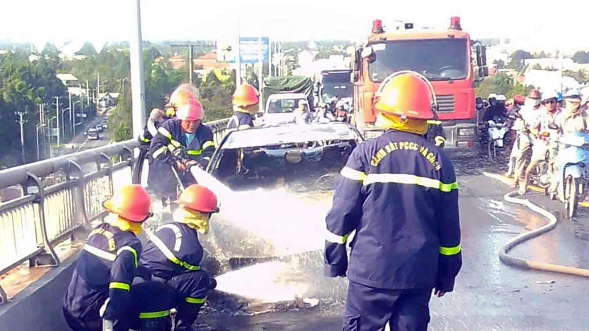 Đồng Tháp: Cháy xe ô tô trên cầu Rạch Miễu, giao thông ùn tắc nghiêm trọng