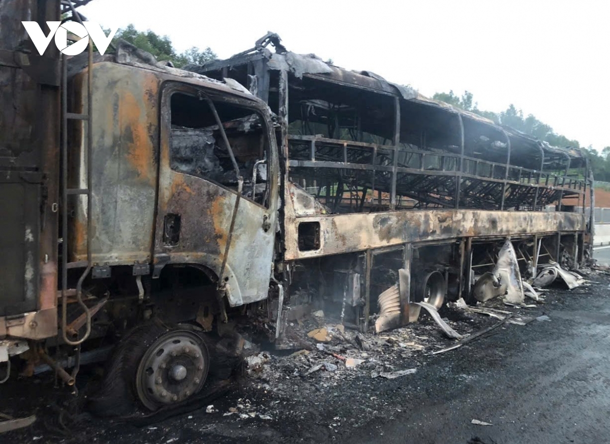 Ba xe ô tô bốc cháy sau va chạm liên hoàn trên cao tốc Vân Phong - Nha Trang