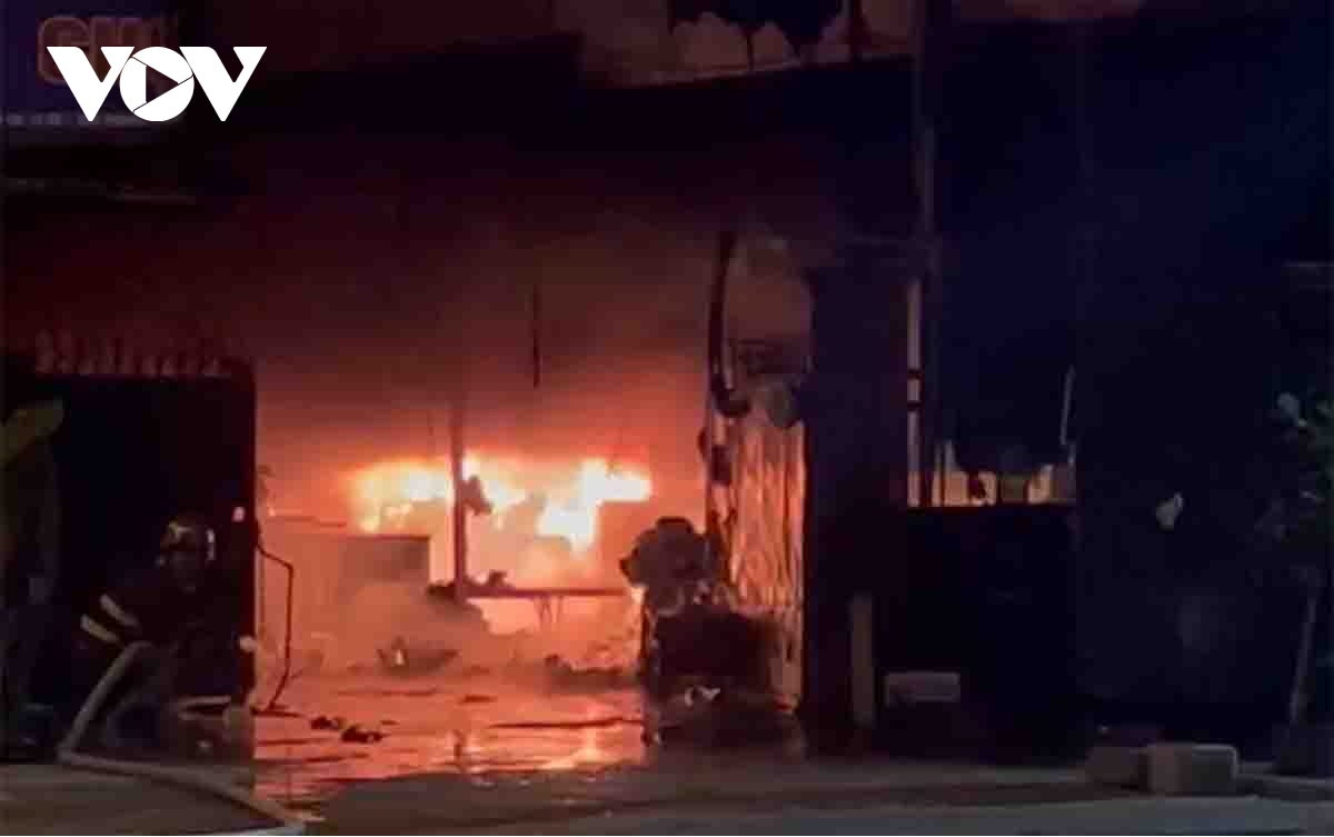 cho xanh o ha noi chay ngun ngut, cot khoi cao hang chuc met de doa khu dan cu hinh anh 1