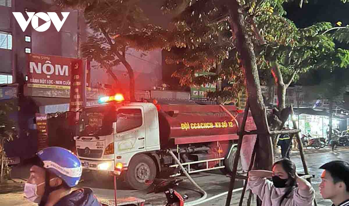 cho xanh o ha noi chay ngun ngut, cot khoi cao hang chuc met de doa khu dan cu hinh anh 4