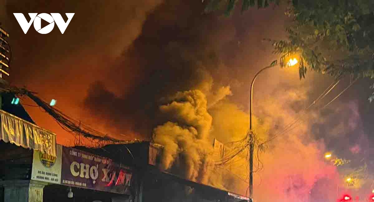 cho xanh o ha noi chay ngun ngut, cot khoi cao hang chuc met de doa khu dan cu hinh anh 3