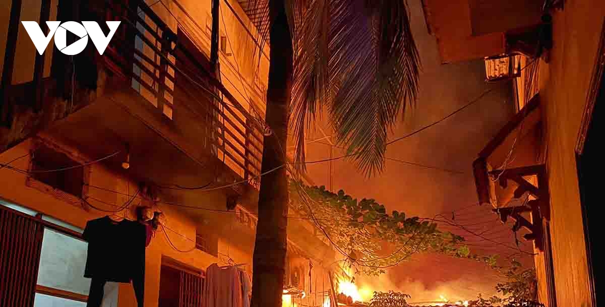 cho xanh o ha noi chay ngun ngut, cot khoi cao hang chuc met de doa khu dan cu hinh anh 5