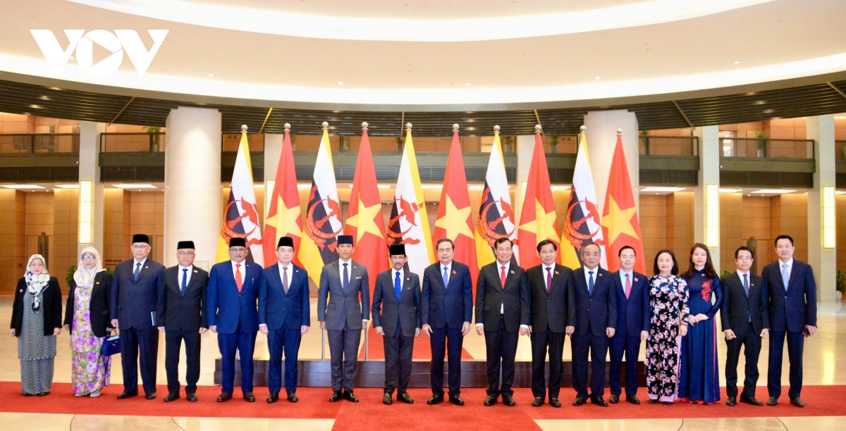 Chủ tịch Quốc hội Trần Thanh Mẫn và Quốc vương Brunei Darussalam Haji Hassan chụp ảnh với các đại biểu
