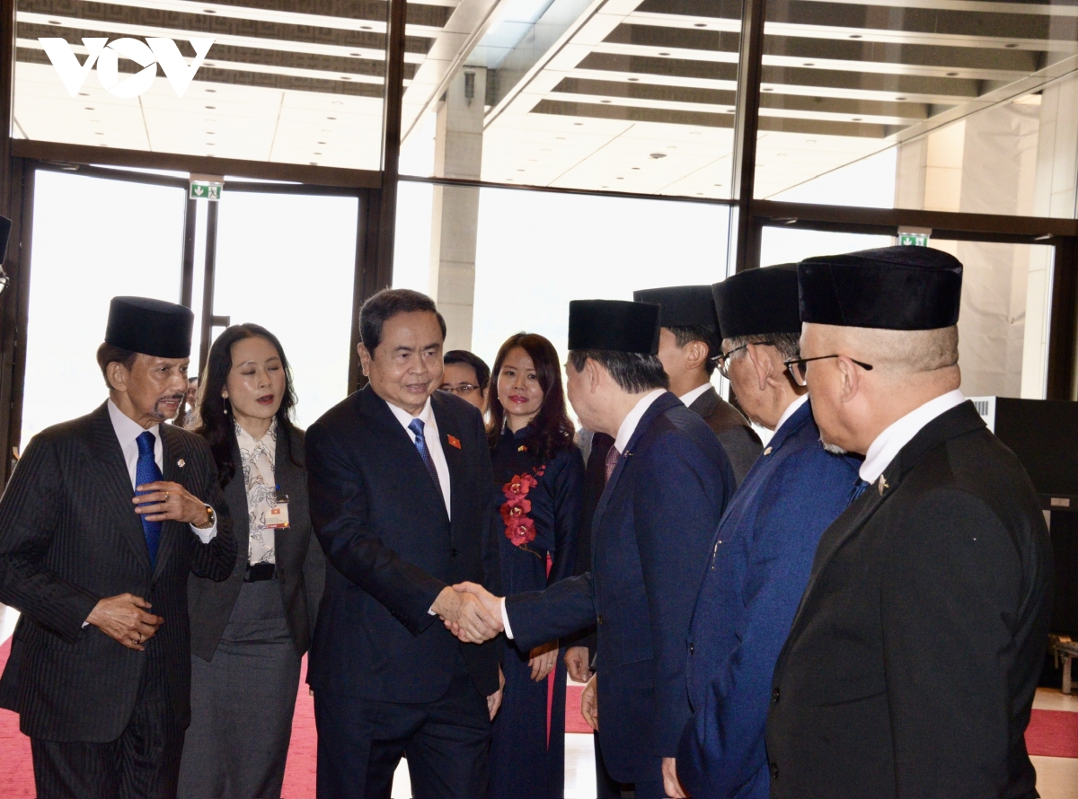Chủ tịch Quốc hội Trần Thanh Mẫn bắt tay thành viên đoàn đại biểu cấp cao Brunei