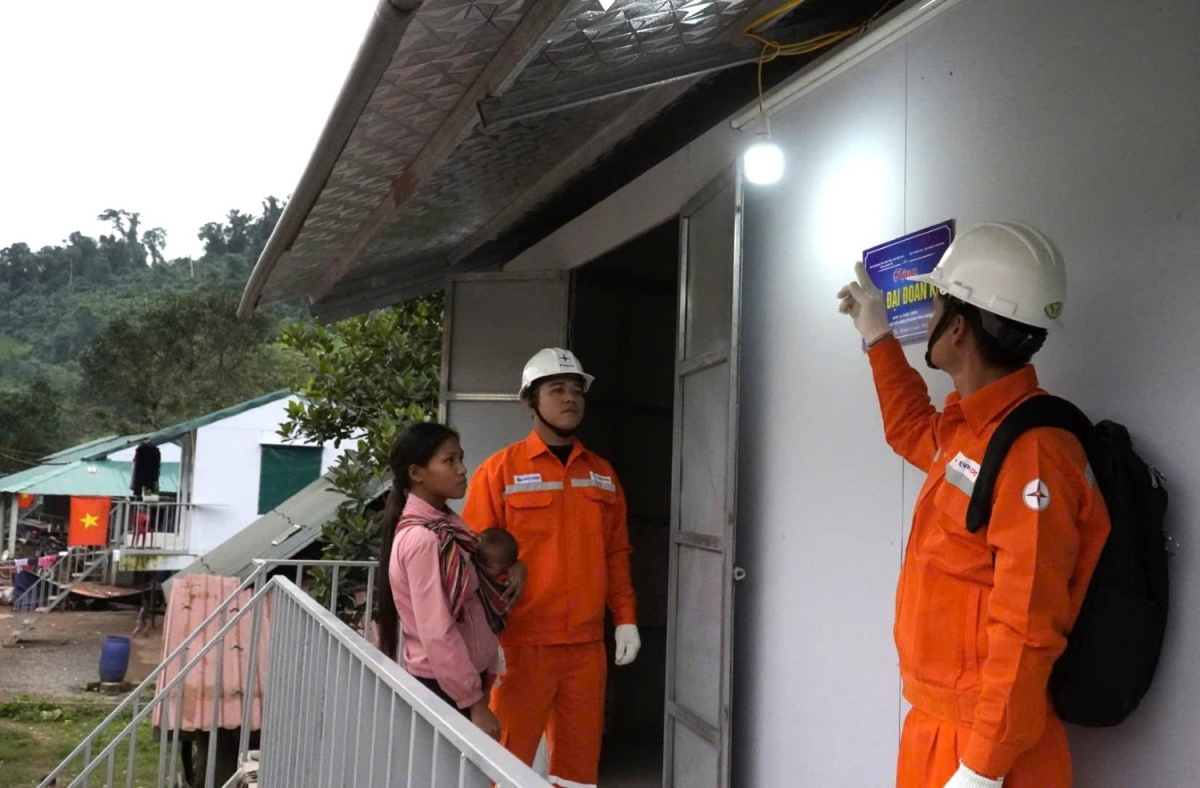 Xuyên rừng Trường Sơn, đưa điện lưới đến thôn bản cuối cùng của tỉnh Quảng Trị