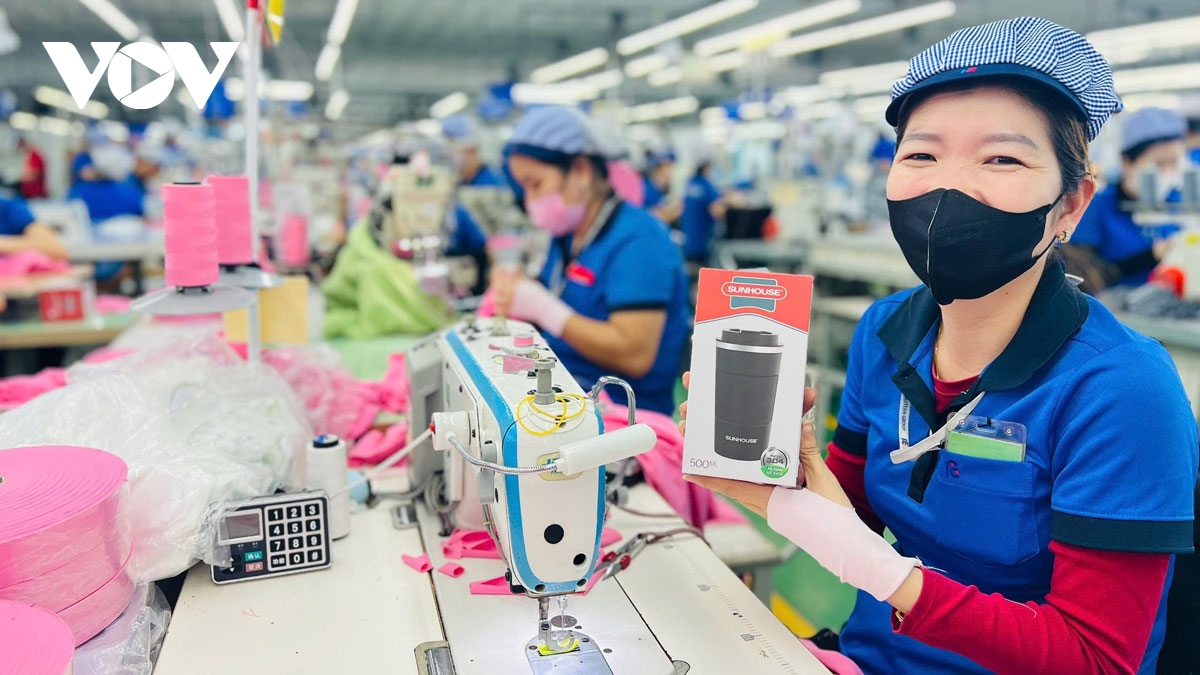 Doanh nghiệp TP.HCM “đỏ đèn” sản xuất, sớm chốt thưởng Tết để giữ chân công nhân