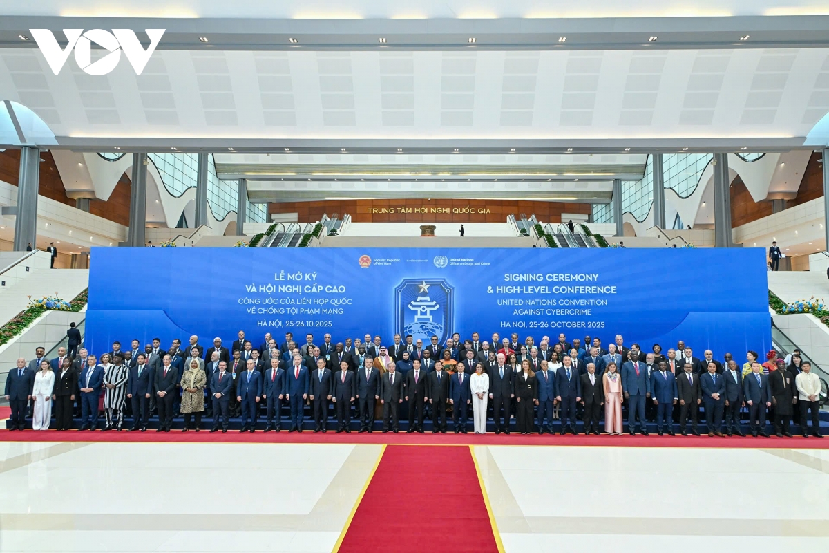 Chủ tịch nước Lương Cường, Tổng Thư ký Liên Hợp Quốc Antonio Guterres và các đại biểu tại Lễ mở ký Công ước Hà Nội.