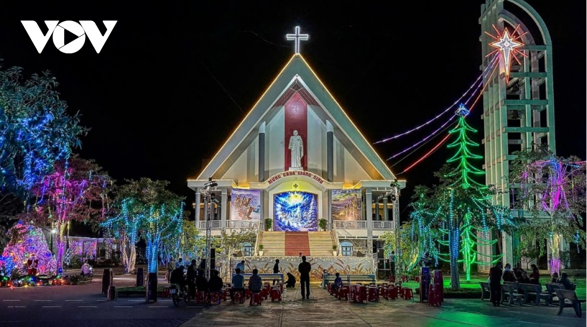 festive christmas atmosphere fills dak lak in vietnam s central highlands picture 11