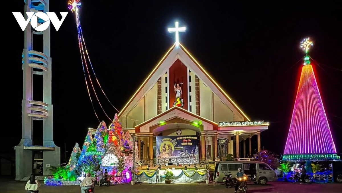 festive christmas atmosphere fills dak lak in vietnam s central highlands picture 9
