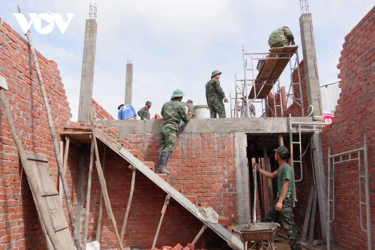 Làm nhà giúp dân vùng lũ miền Trung