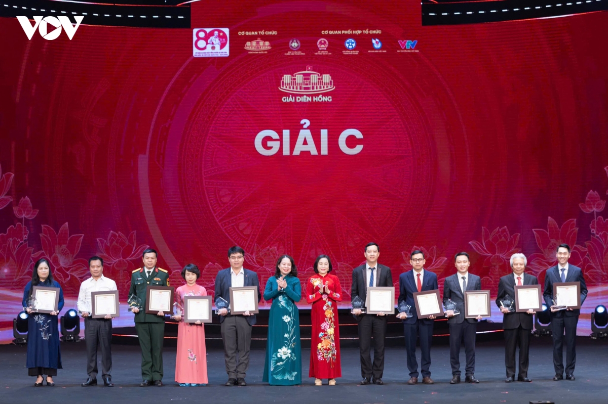 vov xuat sac gianh 2 giai thuong tai le trao giai dien hong hinh anh 6