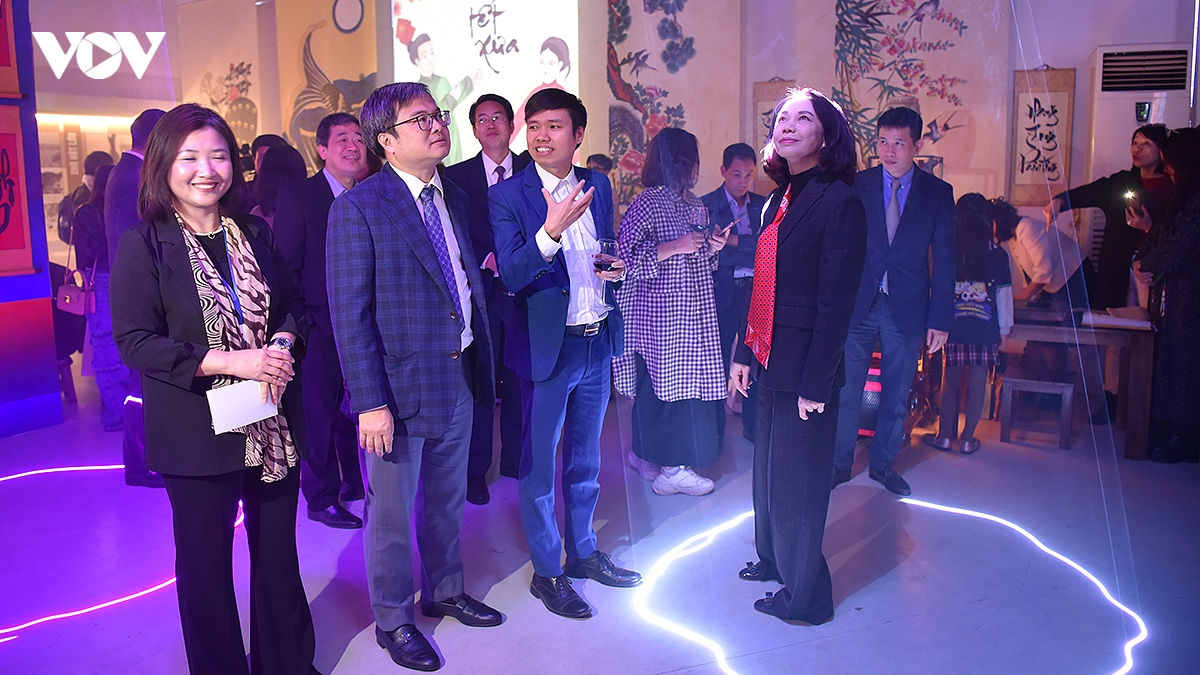 man nhan voi trien lam so ha noi rang ro - Anh sang va di san hinh anh 2