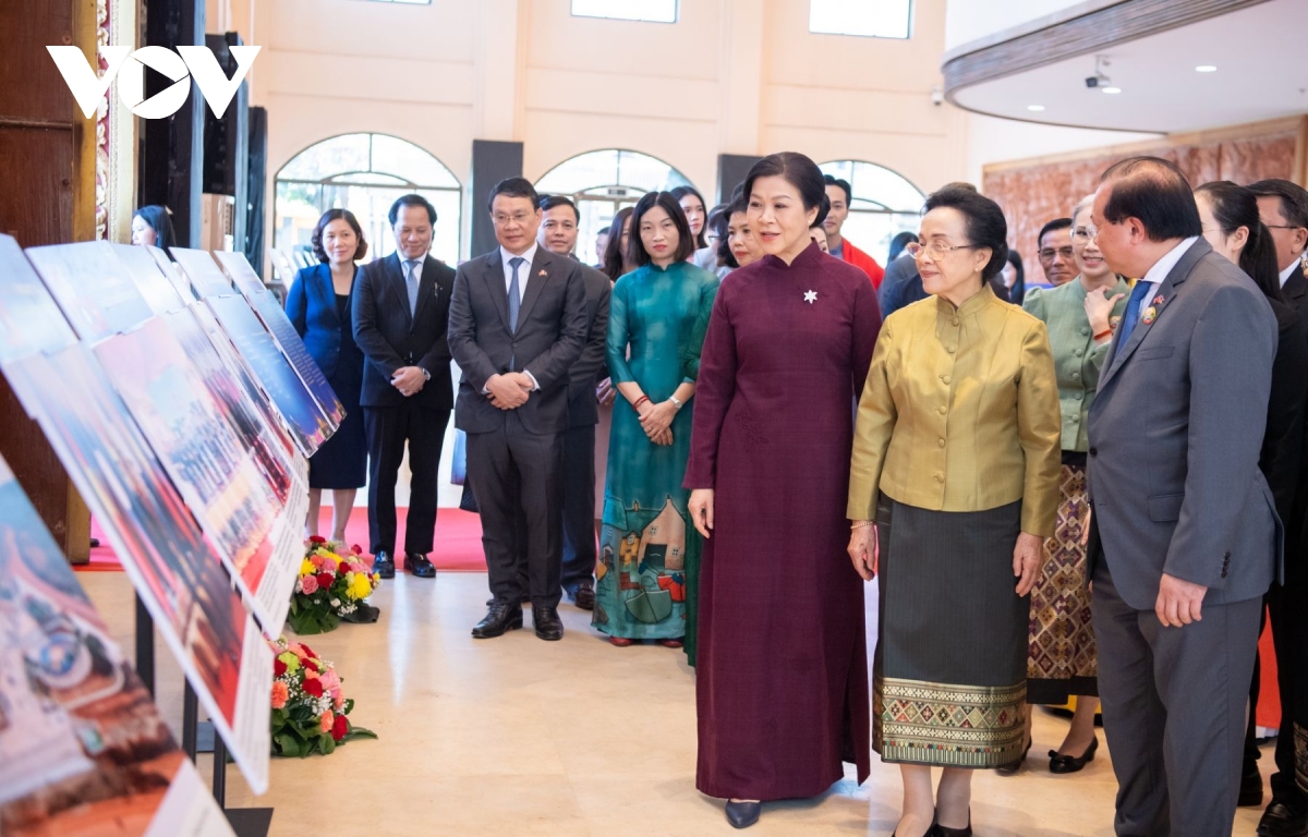 Khai mạc triển lãm ảnh "Quan hệ hữu nghị vĩ đại Việt Nam - Lào" tại Vientiane