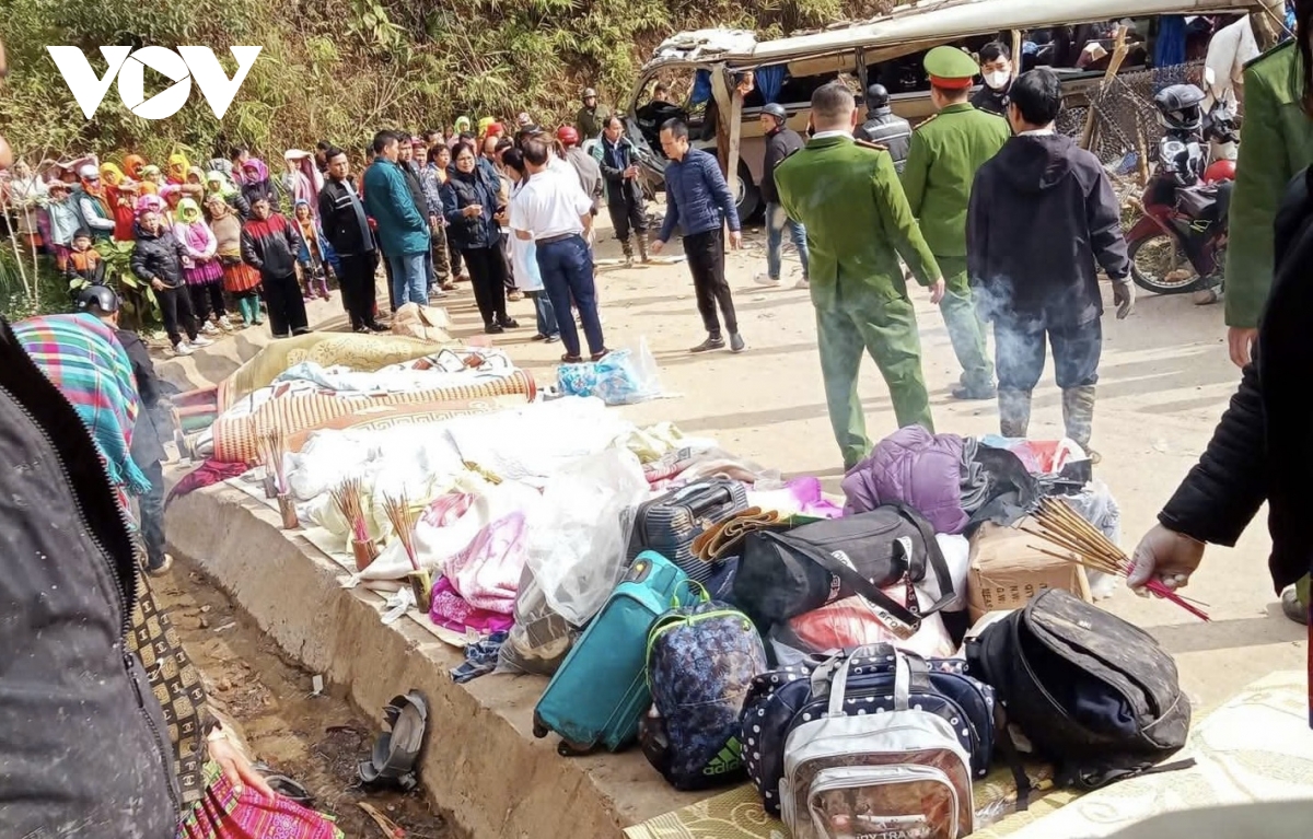 Khẩn trương cứu hộ vụ lật xe chở đoàn từ thiện tại Lào Cai khiến 9 người tử vong