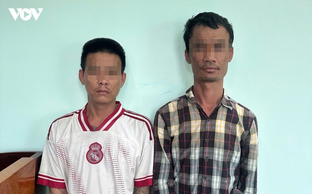 khoi to doi tuong nhau say roi de doa, nem gach vao nha hang xom hinh anh 1