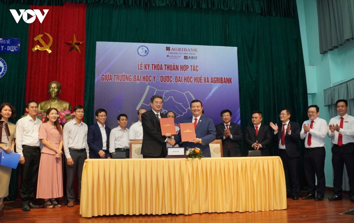 agribank hop tac voi truong Dai hoc y-duoc hue, trao hoc bong 180 trieu dong hinh anh 2