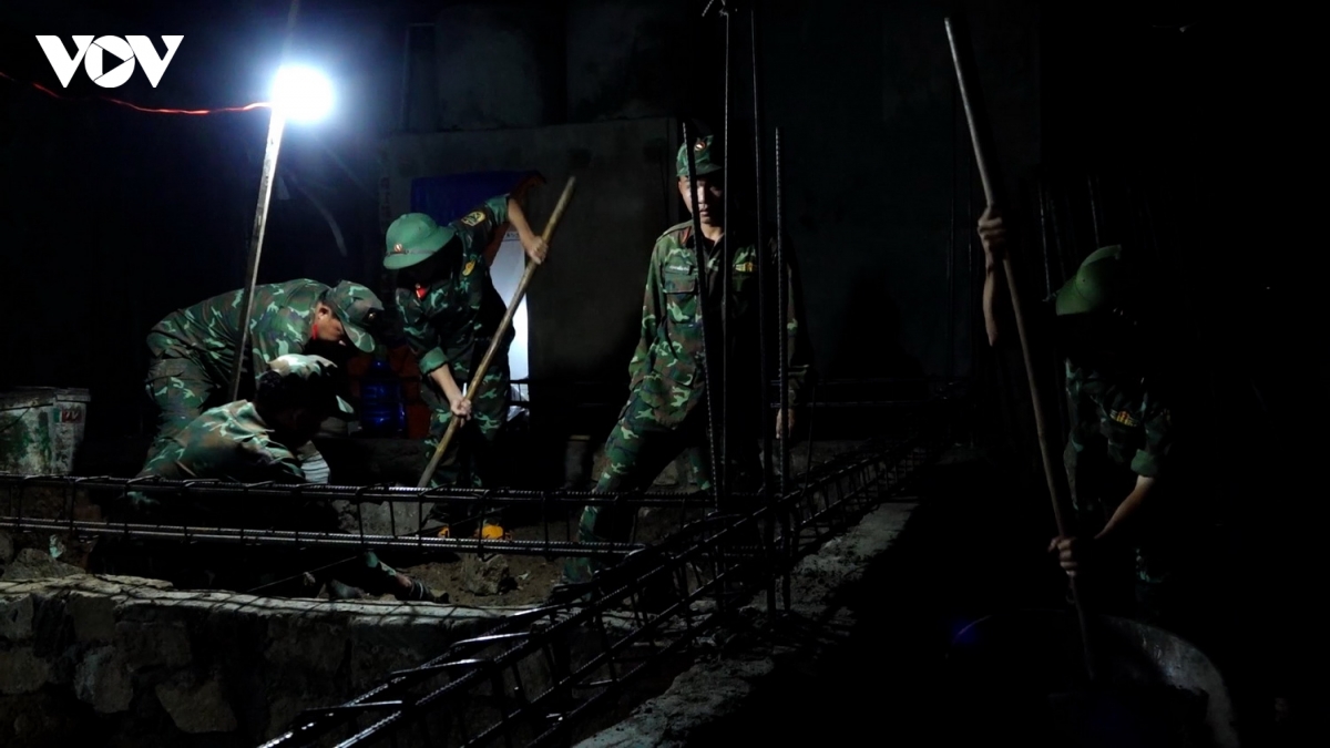 lam nha giup dan vung lu mien trung hinh anh 1