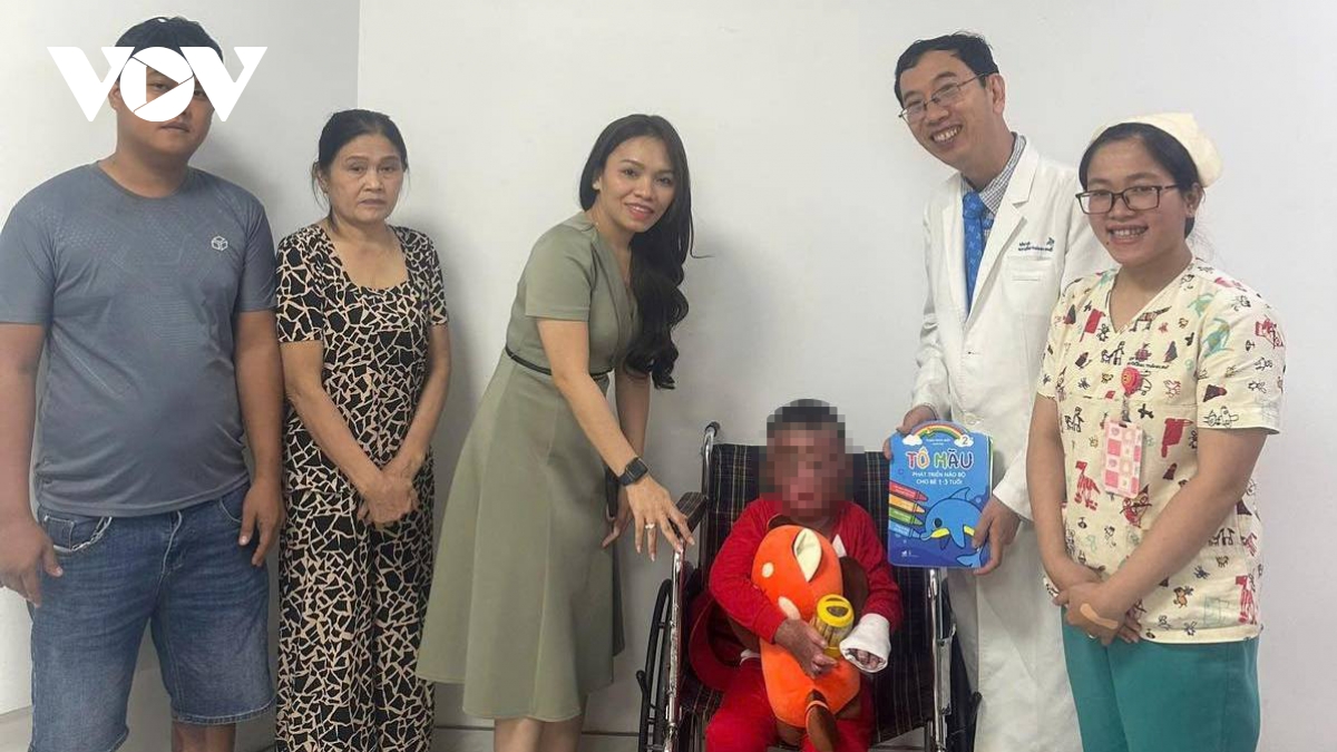 Cứu sống bé trai 5 tuổi bị cha đốt xăng bỏng đến 80%