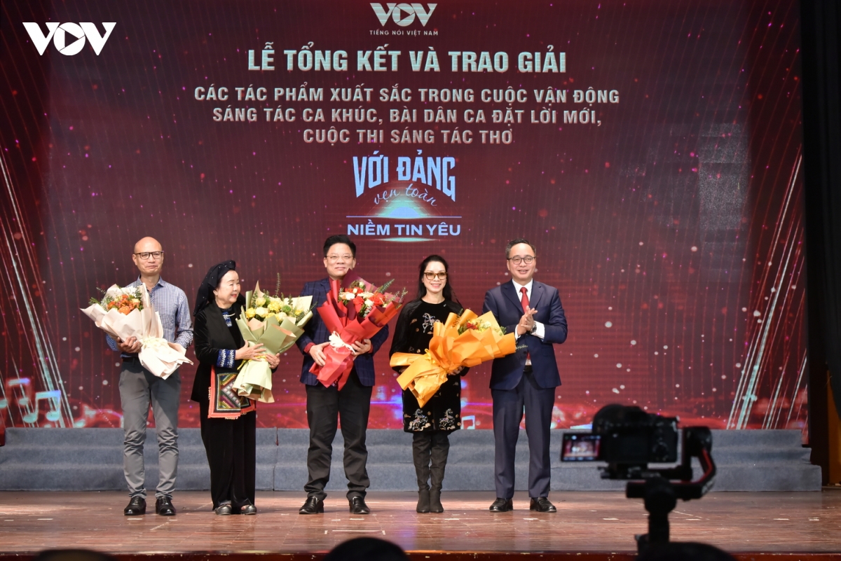 40 tac pham doat giai cuoc van dong sang tac voi Dang ven toan niem tin yeu hinh anh 4