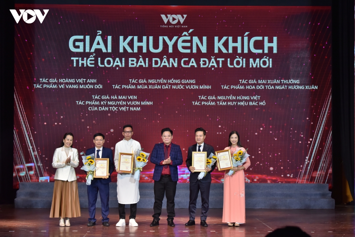 40 tac pham doat giai cuoc van dong sang tac voi Dang ven toan niem tin yeu hinh anh 10