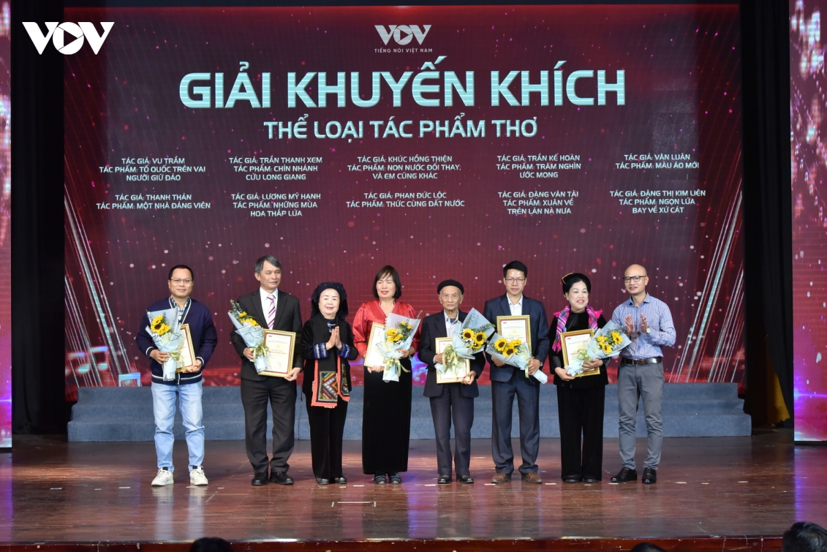 40 tac pham doat giai cuoc van dong sang tac voi Dang ven toan niem tin yeu hinh anh 9