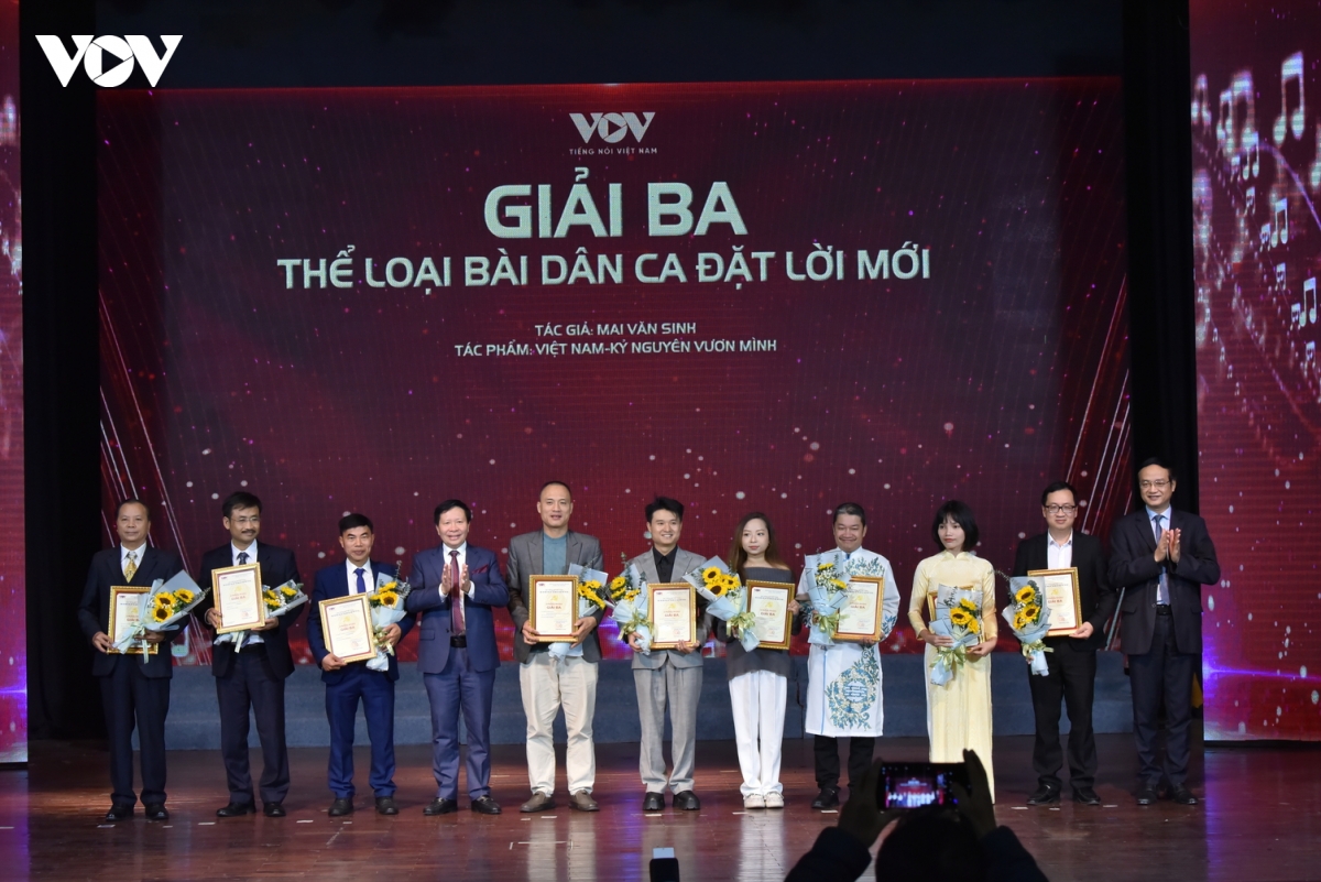 40 tac pham doat giai cuoc van dong sang tac voi Dang ven toan niem tin yeu hinh anh 11