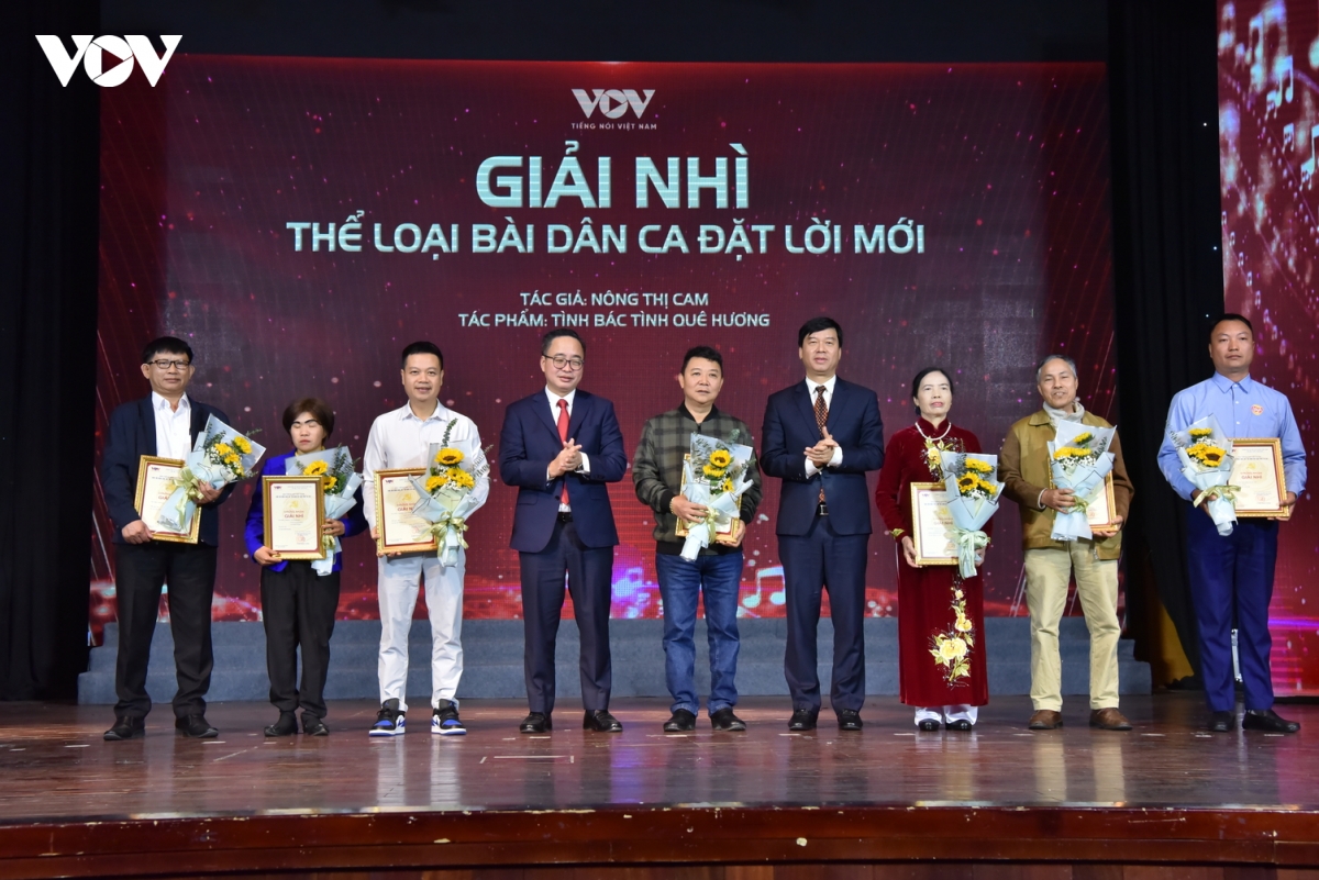40 tac pham doat giai cuoc van dong sang tac voi Dang ven toan niem tin yeu hinh anh 12