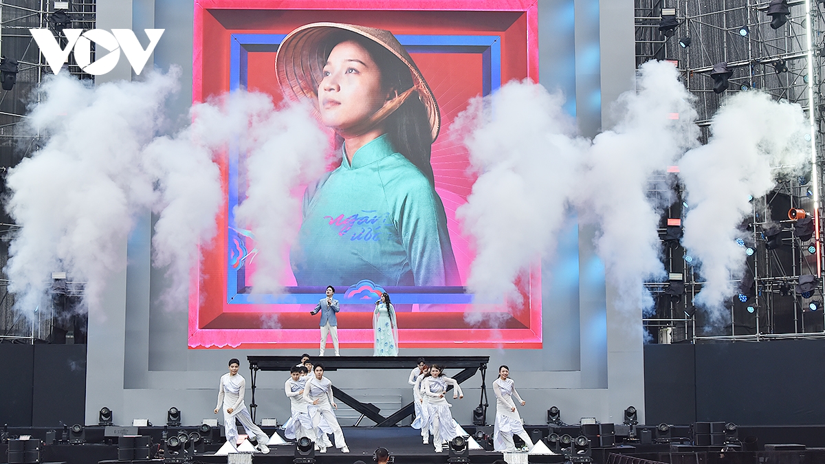 80 ຄູ່ຮ່ວມງານແຕ່ງງານມະຫາຊົນທີ່ Vietnam Happy Fest 2025 ຮູບພາບ 1