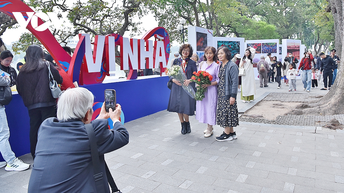 80 ຄູ່ຮ່ວມງານແຕ່ງງານມະຫາຊົນທີ່ Vietnam Happy Fest 2025 ຮູບພາບ 10