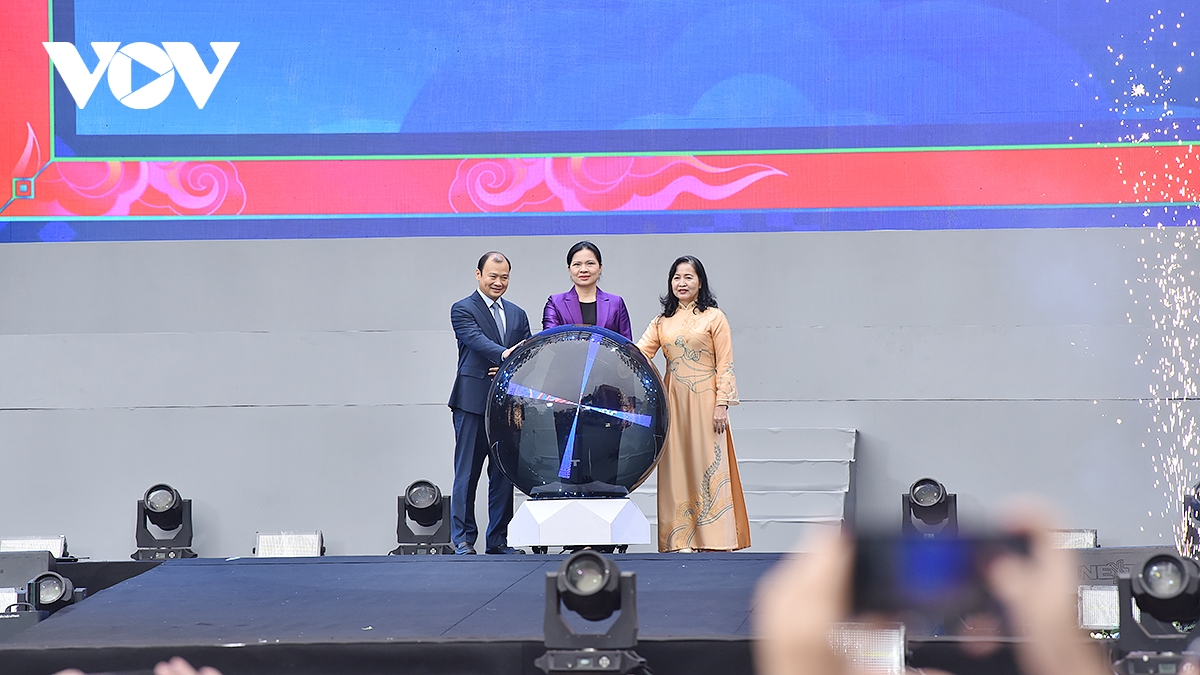 80 ຄູ່ເຂົ້າຮ່ວມງານແຕ່ງງານລວມຢູ່ Vietnam Happy Fest 2025 ຮູບພາບ 3