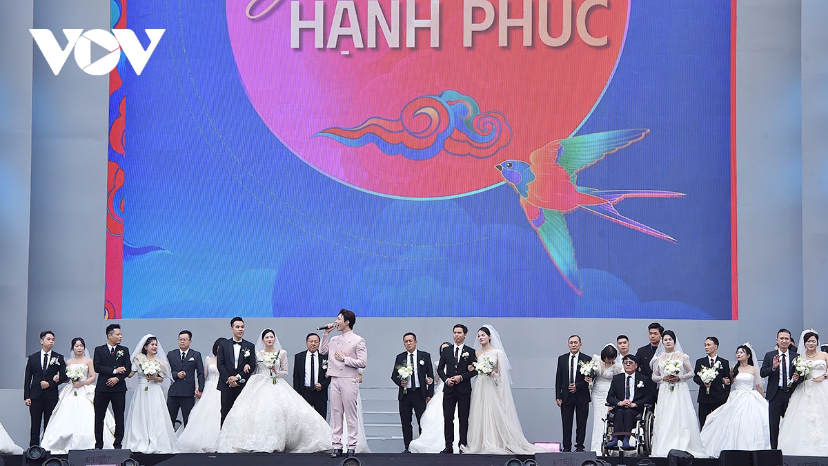 80 ຄູ່ຮ່ວມງານແຕ່ງງານມະຫາຊົນທີ່ Vietnam Happy Fest 2025 ຮູບພາບ 4