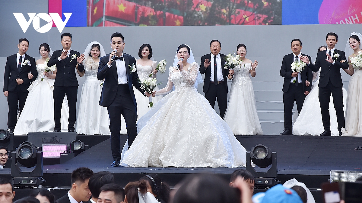 80 ຄູ່ເຂົ້າຮ່ວມງານແຕ່ງງານລວມຢູ່ Vietnam Happy Fest 2025 ຮູບພາບ 5