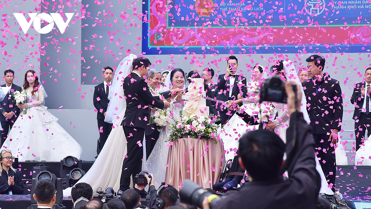 80 ຄູ່ຮ່ວມງານແຕ່ງງານມະຫາຊົນທີ່ Vietnam Happy Fest 2025 ຮູບພາບ 6