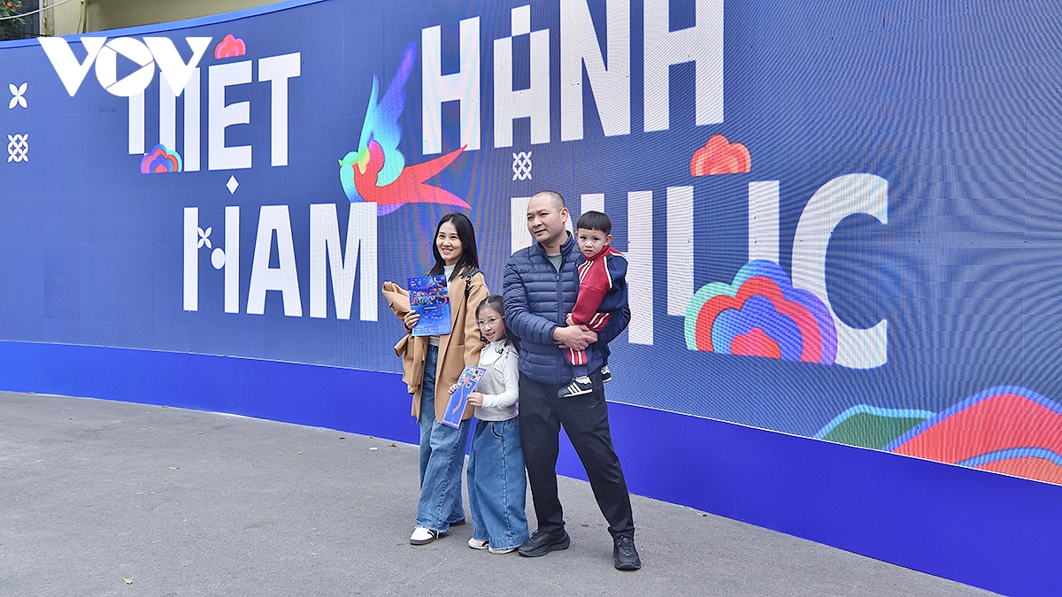 80 ຄູ່ຮ່ວມງານແຕ່ງງານມະຫາຊົນທີ່ Vietnam Happy Fest 2025 ຮູບພາບ 7