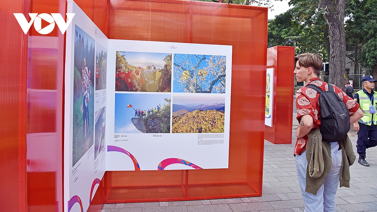 80 ຄູ່ເຂົ້າຮ່ວມງານແຕ່ງງານລວມຢູ່ Vietnam Happy Fest 2025 ຮູບພາບ 8