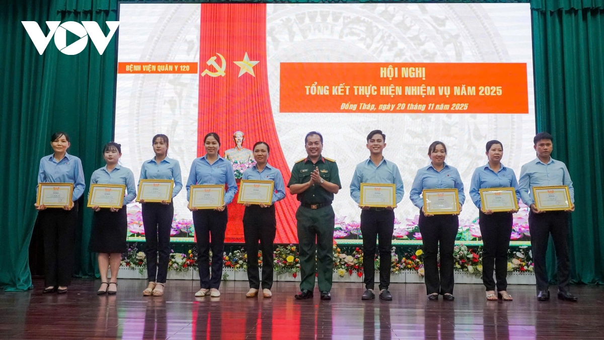 Tặng cờ thi đua cho bệnh viện Quân y 120