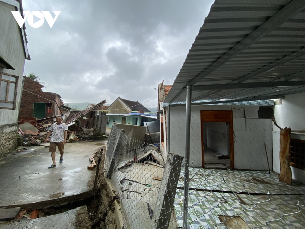 Dak lak day nhanh tai dinh cu 35 ho dan vung sat lo nguy hiem hinh anh 2