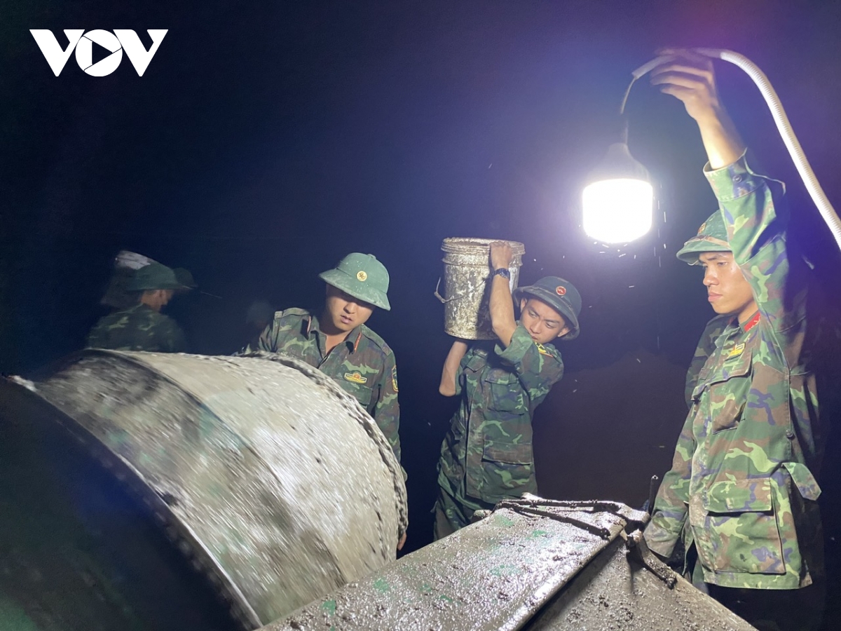 "Chiến dịch Quang Trung": Bộ đội xuyên mưa, xuyên đêm dựng lại nhà giúp nhân dân